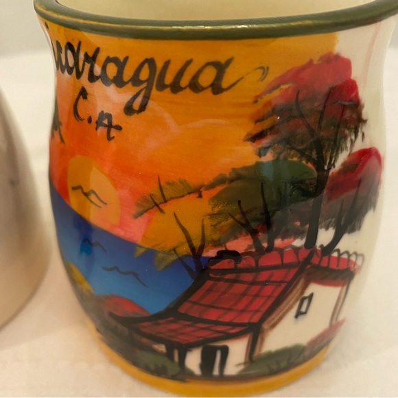 Beautiful hand painted mugs from Nicaragua C.A one brown handle one green handle - Picture 7 of 7